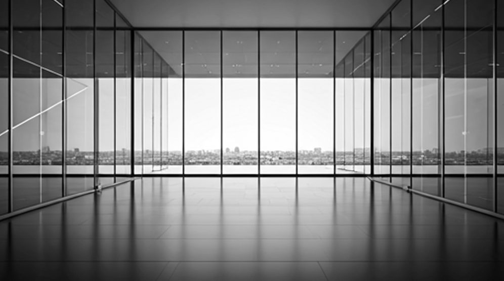 Grand espace vitré avec vue sur la ville