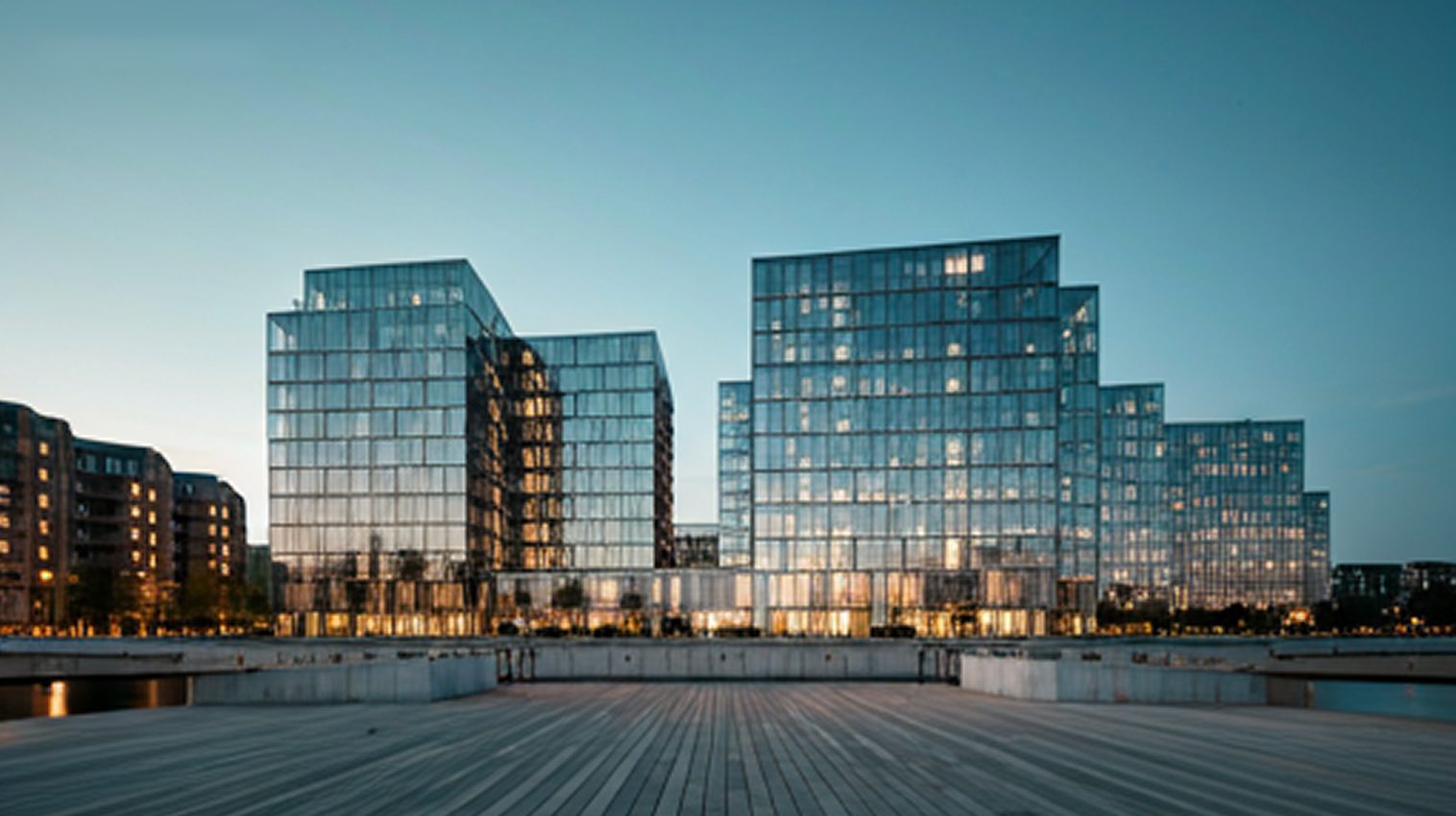 Immeubles de verre en bord de quai