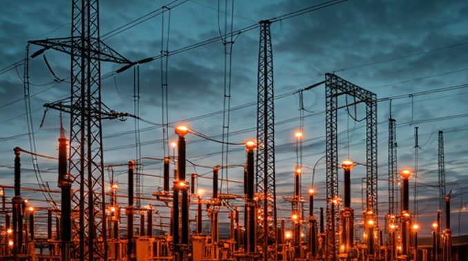 Poste électrique illuminé au crépuscule